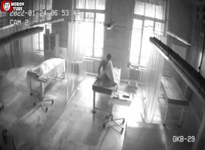 Video :The instant a guy in a Russian morgue comes back to life